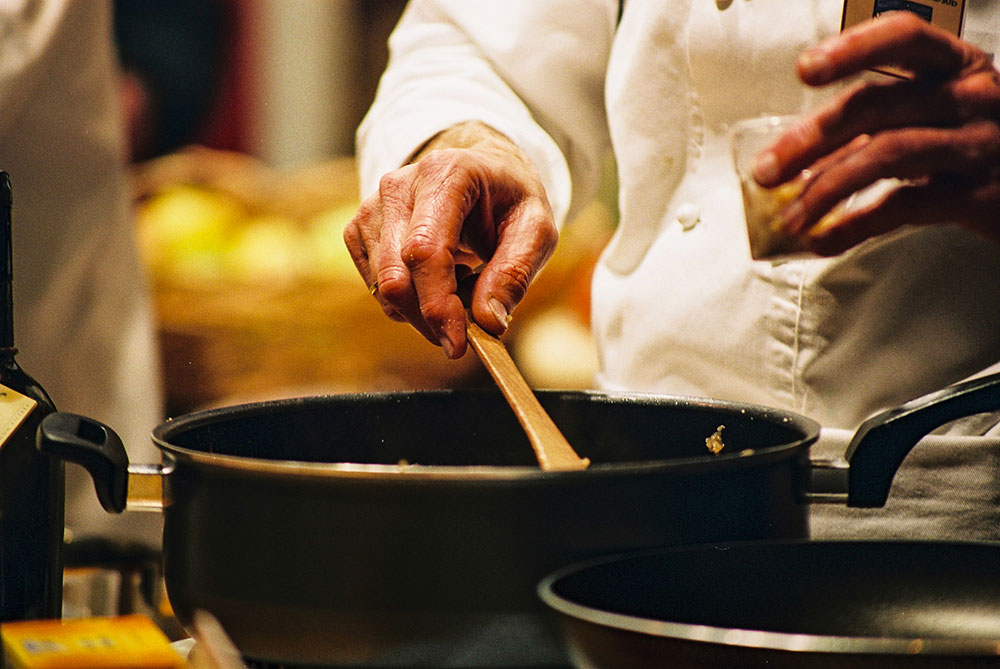 La main du chef avec une spatule