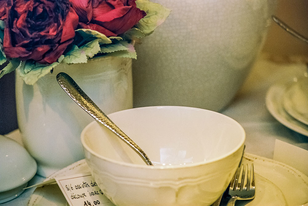 Bol céramique et cuillère argentée