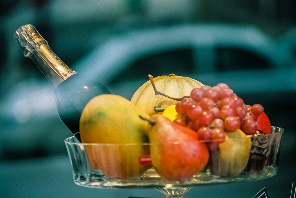 Bouteille du Champagne et plateau de fruits