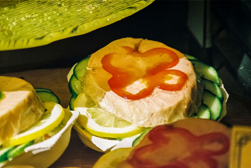 Saumon cuit poivron rouge concombre